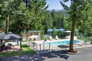 Timbers Motel - adjacent to Flathead Lake Park